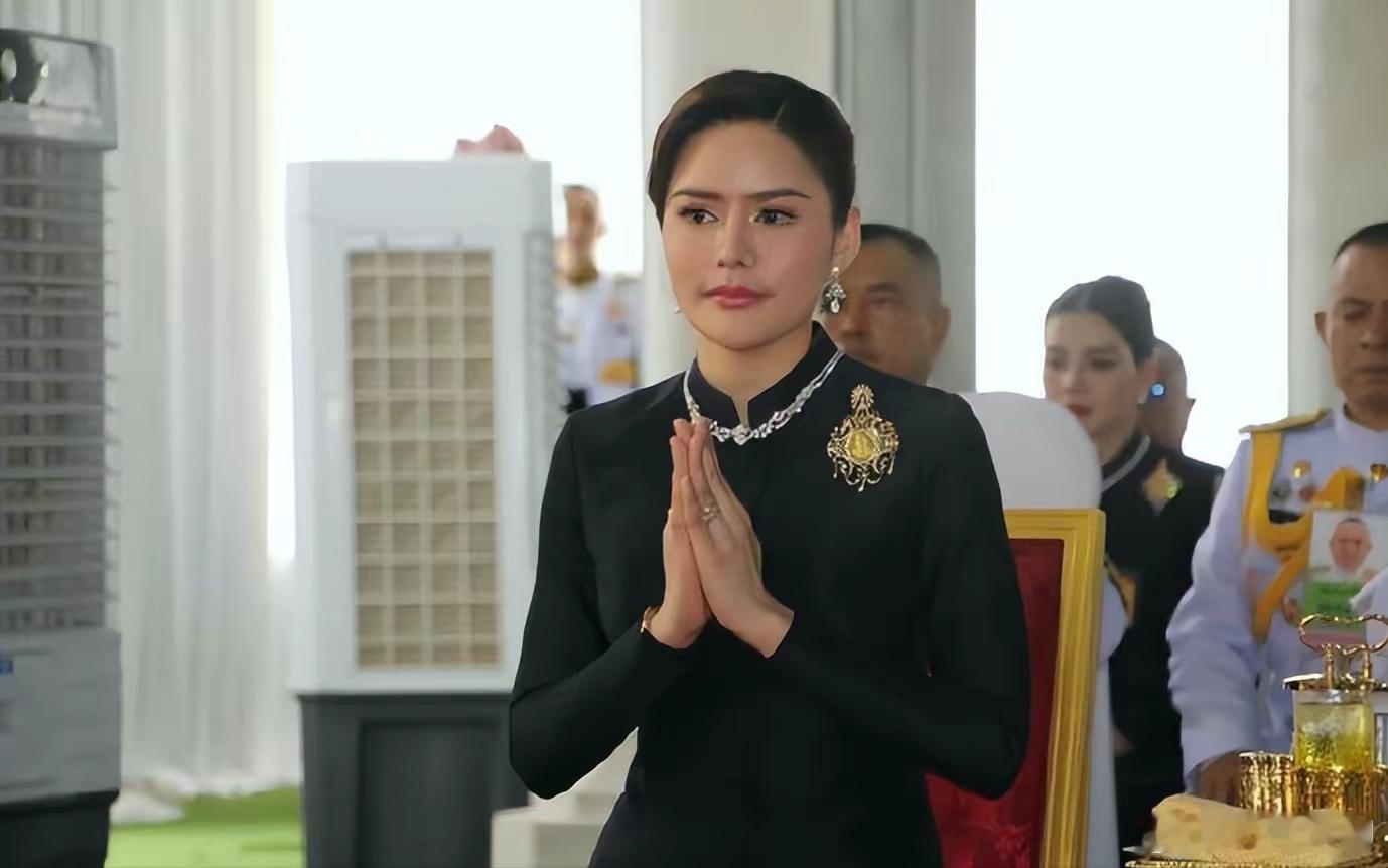 泰王33岁的新晋宠妃欧拉弄少将悼念王太后。​​​