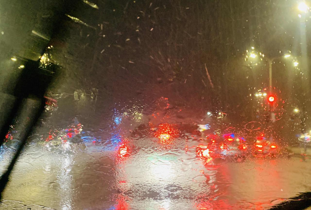 11日1时20分，成都一声惊雷，大雨来临。雨刮器都不够用啦。从太古里沿成都蜀都大