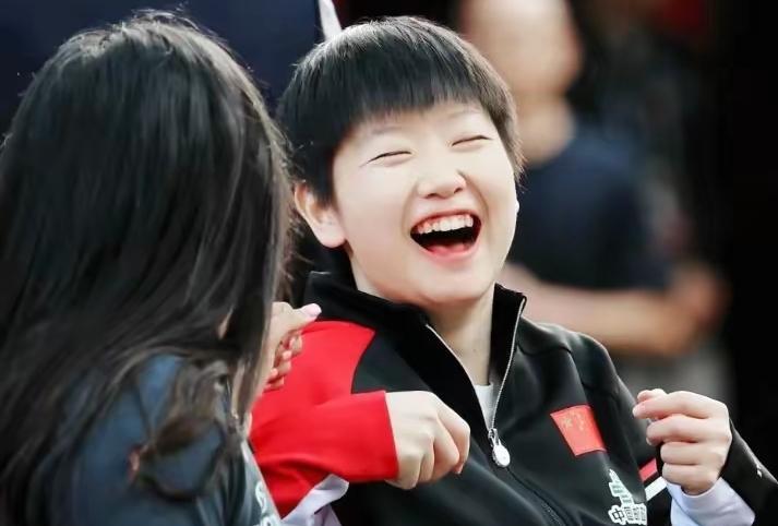 事实证明楚钦老师保守了，他说莎莎的童颜五年不变，莎莎的牙牙乐照片一出，球迷