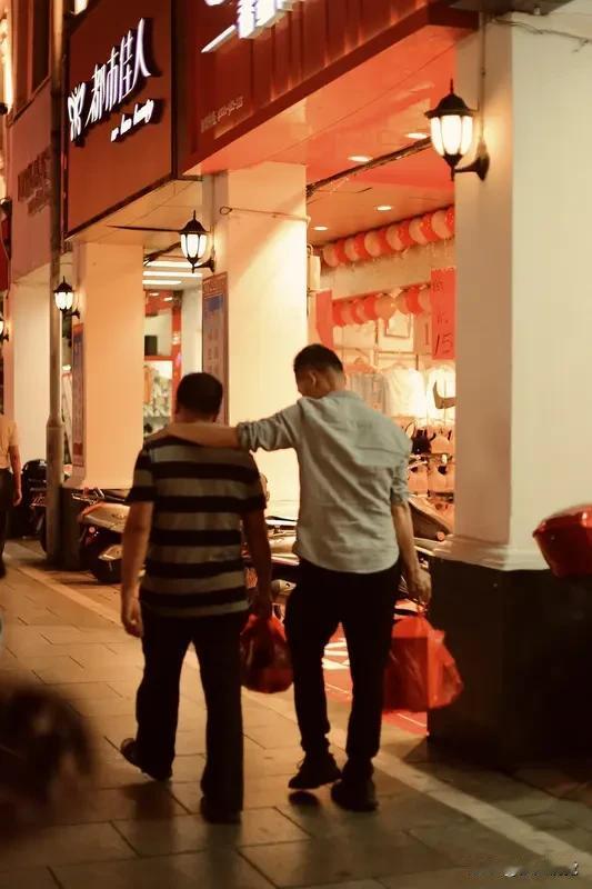 《人到中年别硬扛！这3件事趁早放下，越活越轻松》中年过日子，谁不