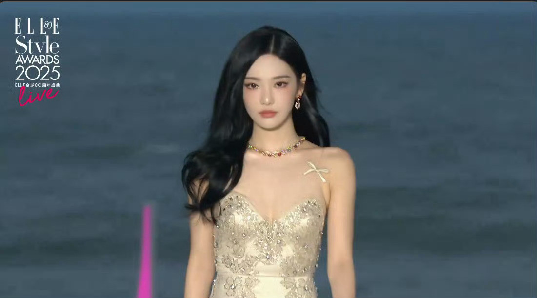 宁艺卓拖尾纱裙宁艺卓蝴蝶结吊带宁艺卓拖尾纱裙​​​