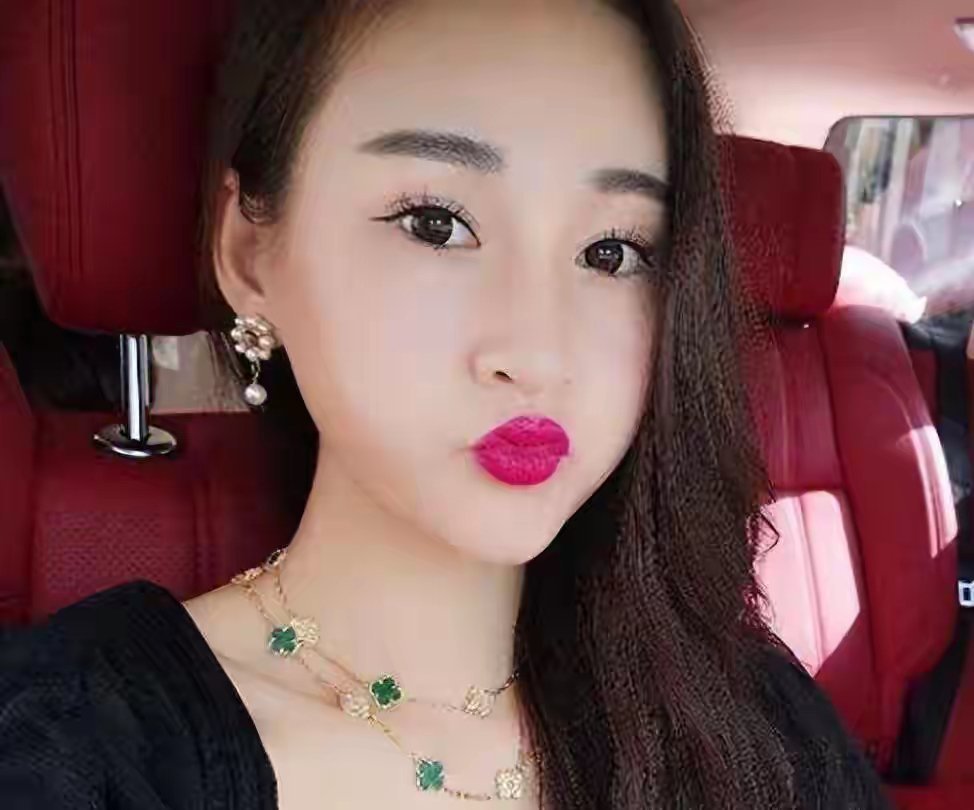疫苗女王高俊芳儿媳多奢靡，粉色劳斯莱斯配私人飞机。​​​