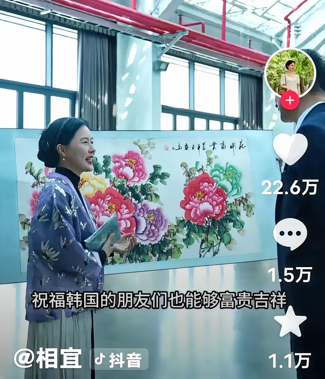 相宜韩国行为什么藏着爱国心，估计是有三点暗示看她穿的改良版明制汉服，走进景福