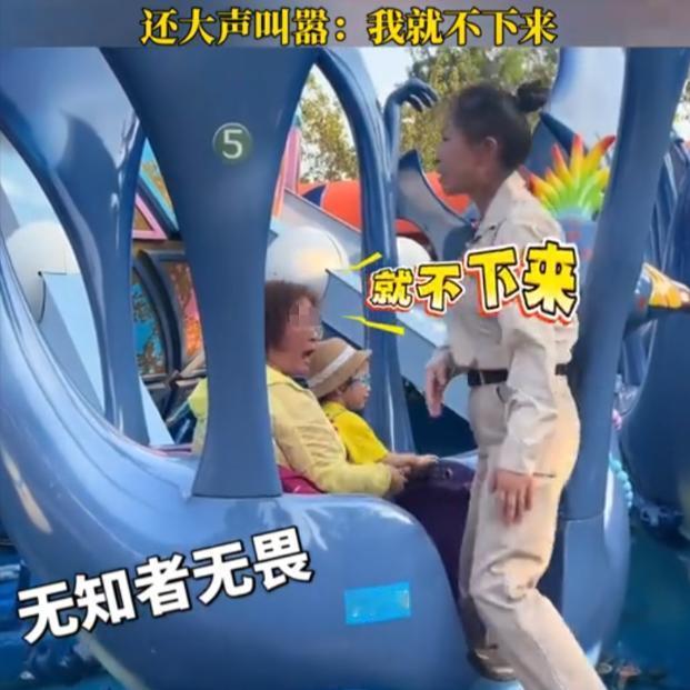 真出事了，谁敢担责？江苏常州一游乐场内，一名老人带娃准备玩一个游乐设施。工作人员