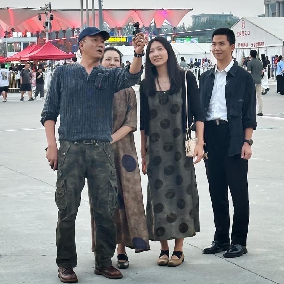 胡军一家四口近照，女儿和儿子都好高啊