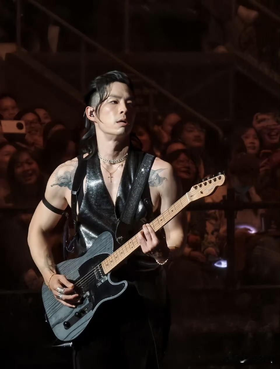 吴建豪大逆袭，以前他被认为是F4组合中最丑的，现在成为了香饽饽。四人中他是最自律