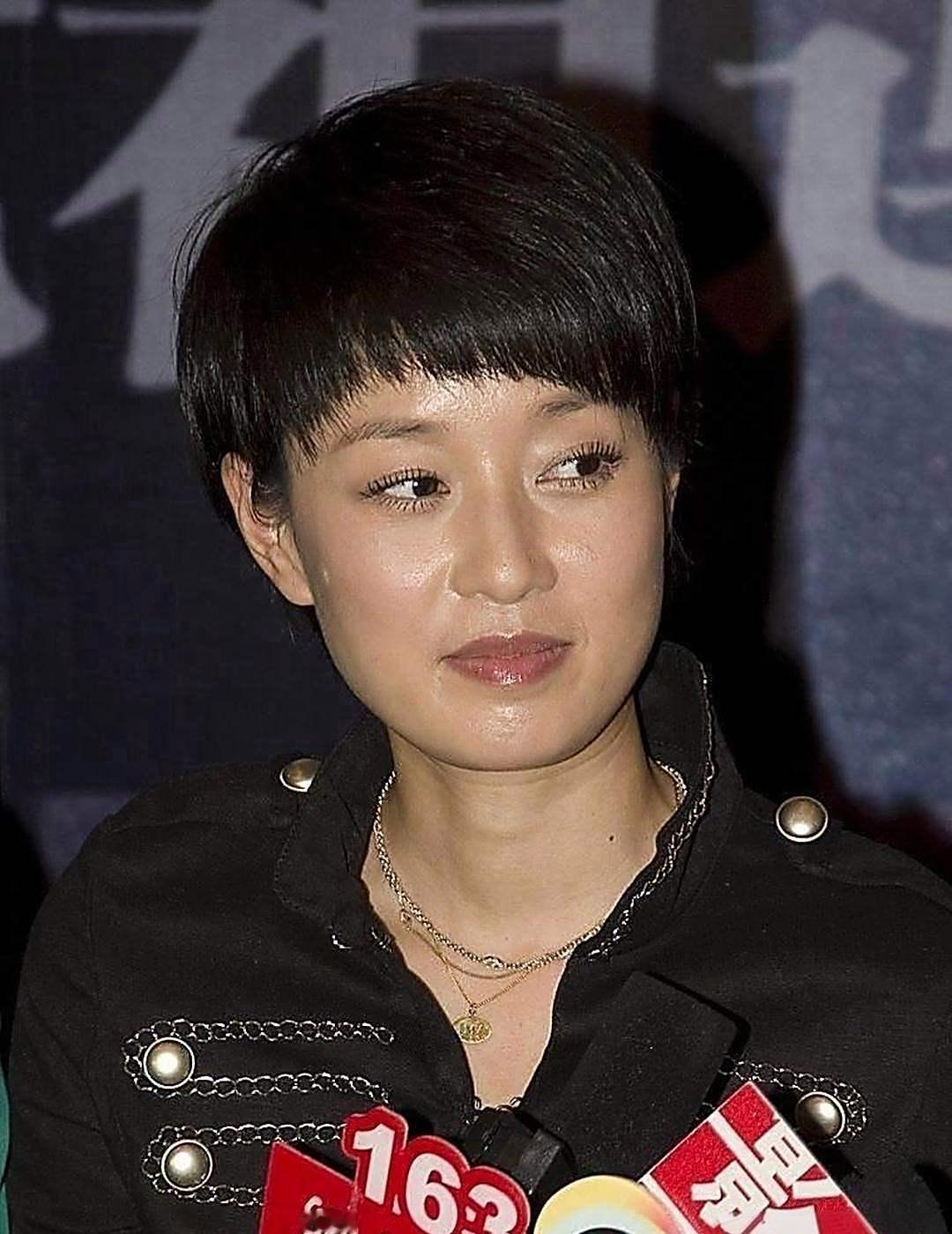 马伊琍在北京只有一套自住房，钱都花在两个女儿身上，网上却传她结过三次婚。传闻