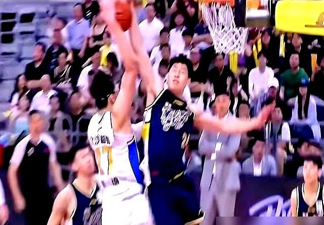 广东队这球输得真憋屈，但崔永熙打得是真硬！1米99的个头，硬刚2米16的周琦