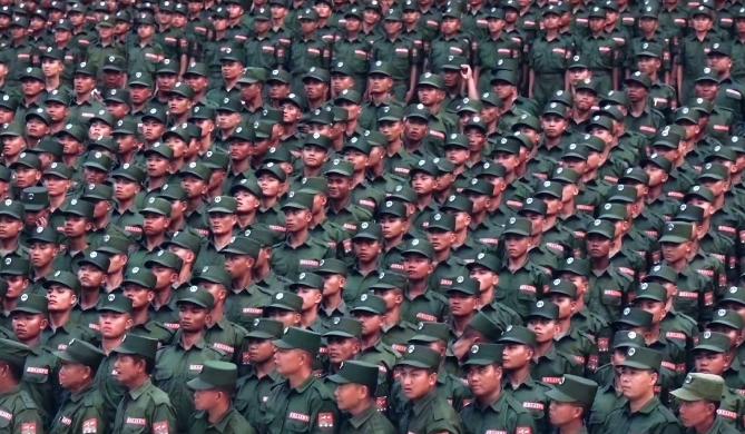 佤邦这个地方就60万人，却养着几万人的队伍。它不靠海、不沿边。但有一条特殊的“生
