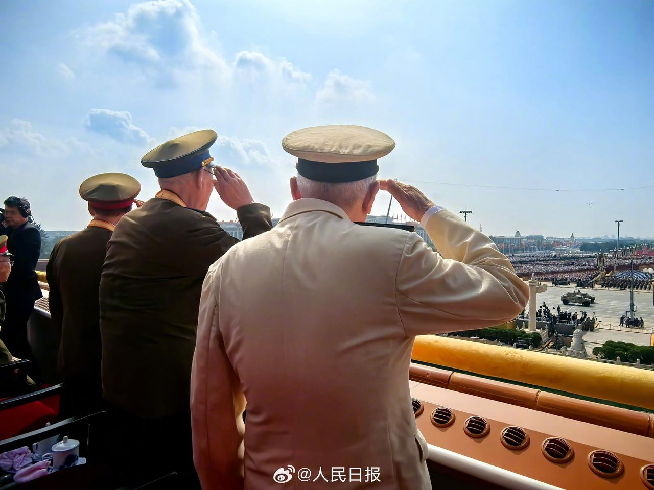 泪目瞬间：天安门城楼敬礼的老兵，他们都是谁？傅英：102岁 河北博野人，参