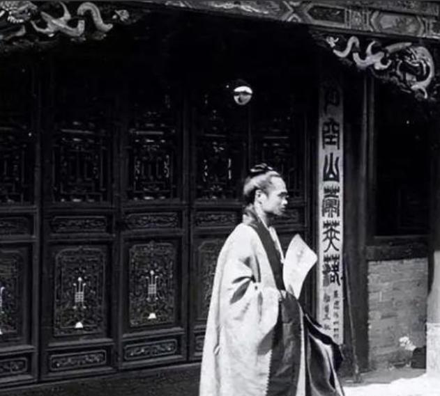 1942年某个飘雪的深夜，当三十余名日军端着刺刀包围西夏埠村时，他们绝对想不到这