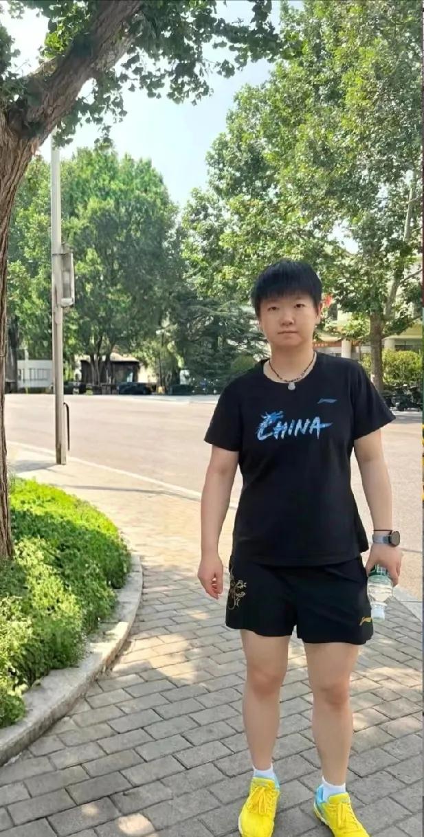 刷到6月18号下午最新的莎莎啦！一看到她，开心值直接拉满～穿着带“CHINA”的