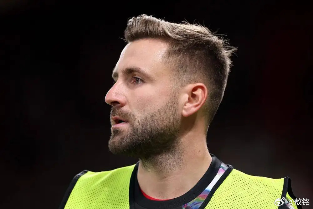 曼联曼联即将与马奎尔续约，中卫位置，其实囤了不少人，就是每一个都不是那么突出，