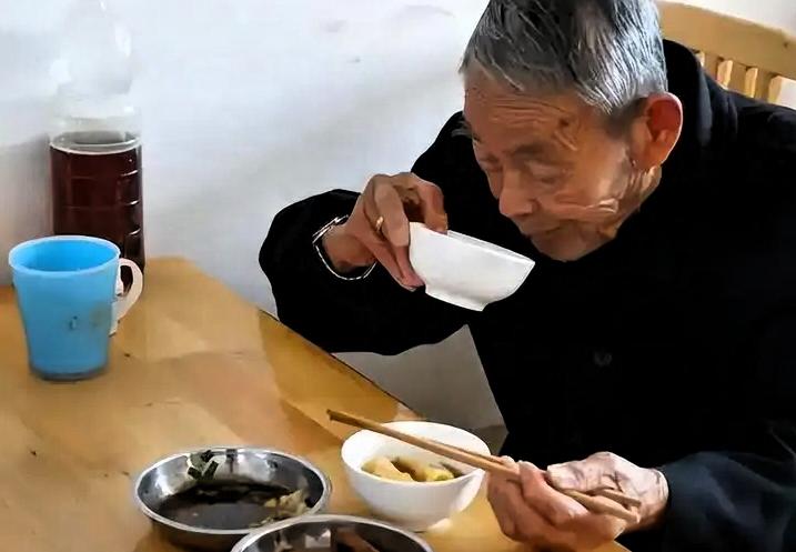 警惕脑梗隐患，这几种早餐尽量少吃很多人以为早餐随便吃吃就行，其实选错了隐患
