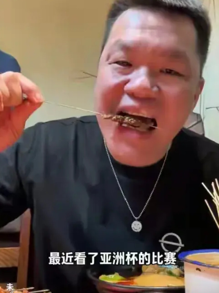还得是朱芳雨，人家心真够大！徐杰的事已经闹得满城风雨，搅得昏天黑地！再看宏远总经