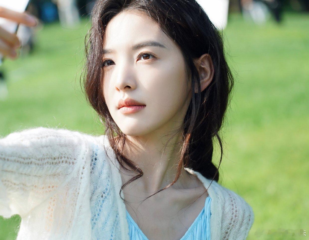 章若楠章若楠如春日精灵，眼神有戏，穿搭清新，把美好具象化！​​​