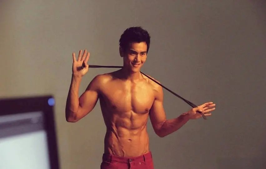 张凌赫是不是属于颜值营销过度那一波真的没帅到那个地步