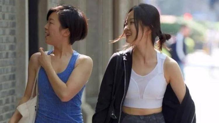 为什么劝你春天少穿“瑜伽裤”?看完这些素人街拍后