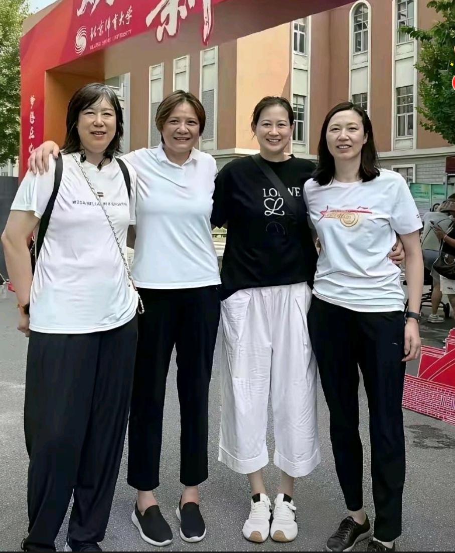 女排四大功勋同框：我认出了稍显发福的吴咏梅，曾担任过队长的周苏红，右二那位穿着爱