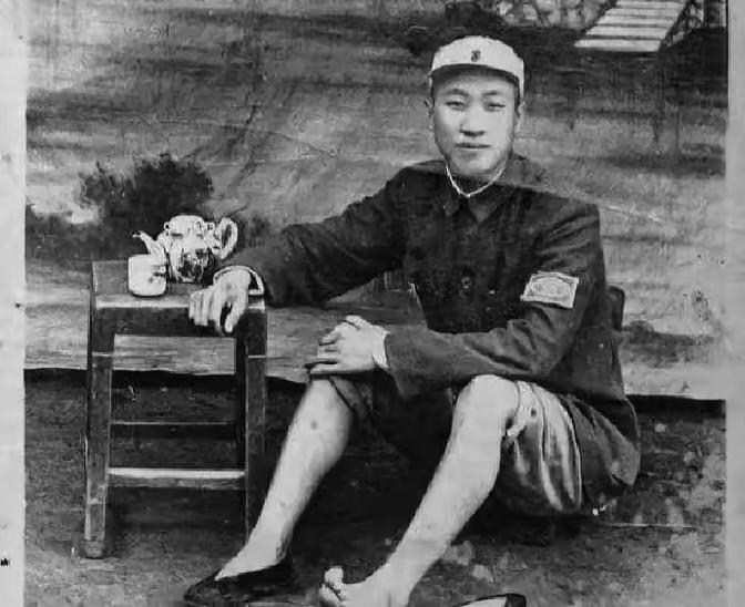 1998年，72岁的老兵马丹林瘫在医院病床上，浑身插满管子。身家百亿的儿子马未都