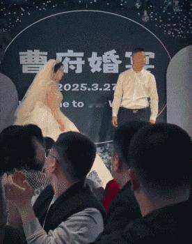 这对夫妻一看就是第一次结婚吧？