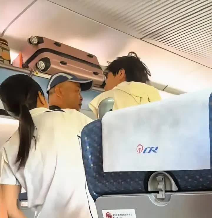 惩治坐高铁不文明现象，还得看年轻人，不服不行。近期一位小伙子坐高铁，正要