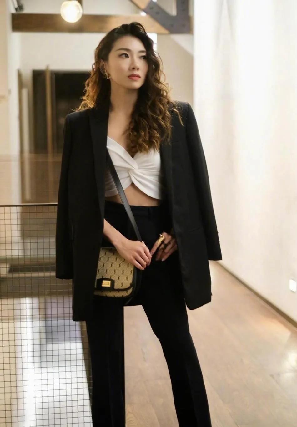 程晓玥这组穿搭杀疯了！宽松黑西装叠穿露腰白背心，随性中带着小性感，复古波浪
