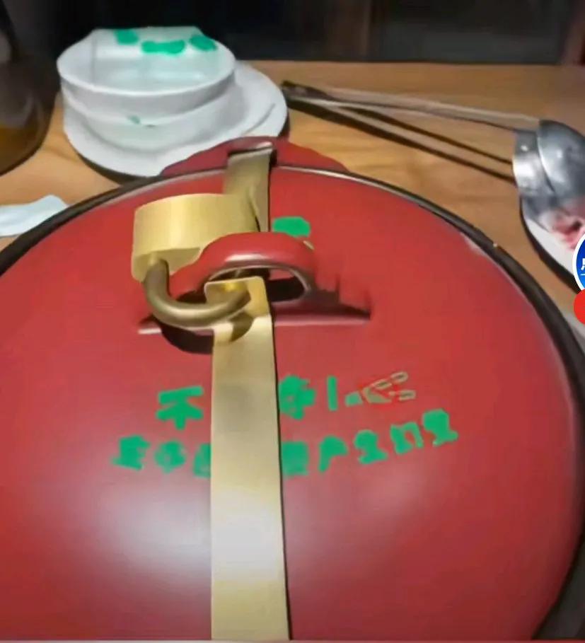 顾客点云南菌菇火锅，店员为安全把锅上了锁，客人说我本地的，老板说，防的就是本地的