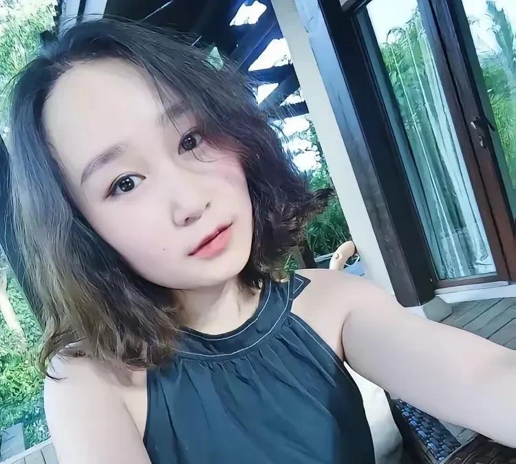 8月10日，19岁的外交学院大一学生刘雪崎，因拒绝青壮年的搭讪在景区被残忍杀害。