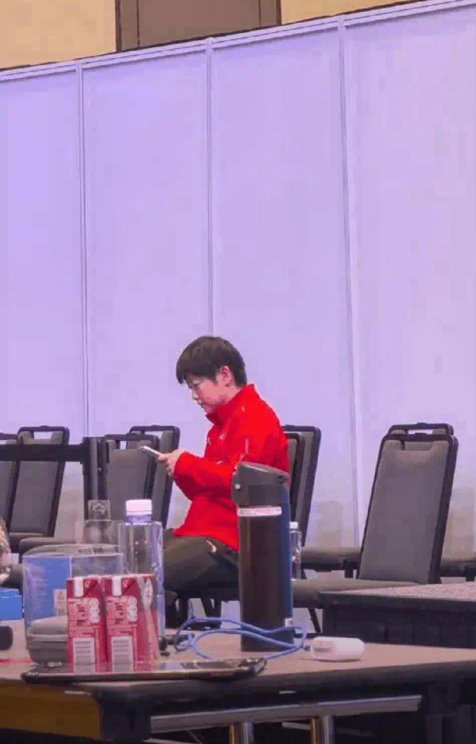 莎莎等发布会时，也会很遗憾吧！她不想在大家面前哭，但还是掩饰不住对没有拿冠军