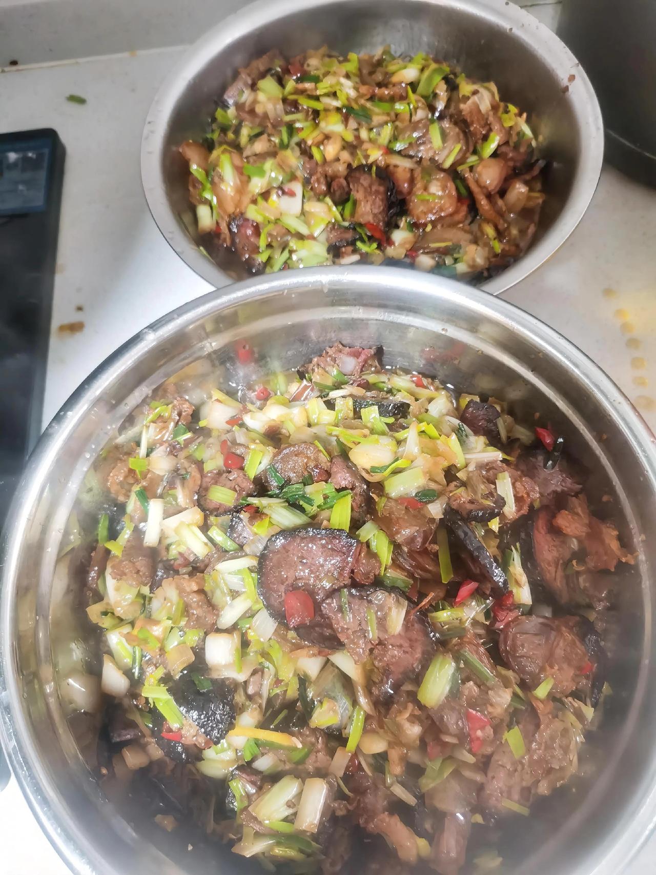 今日公司食堂家常菜菜谱：荞头炒腊肉猪血丸子猪肉炒黄瓜西红柿蛋汤。到了中