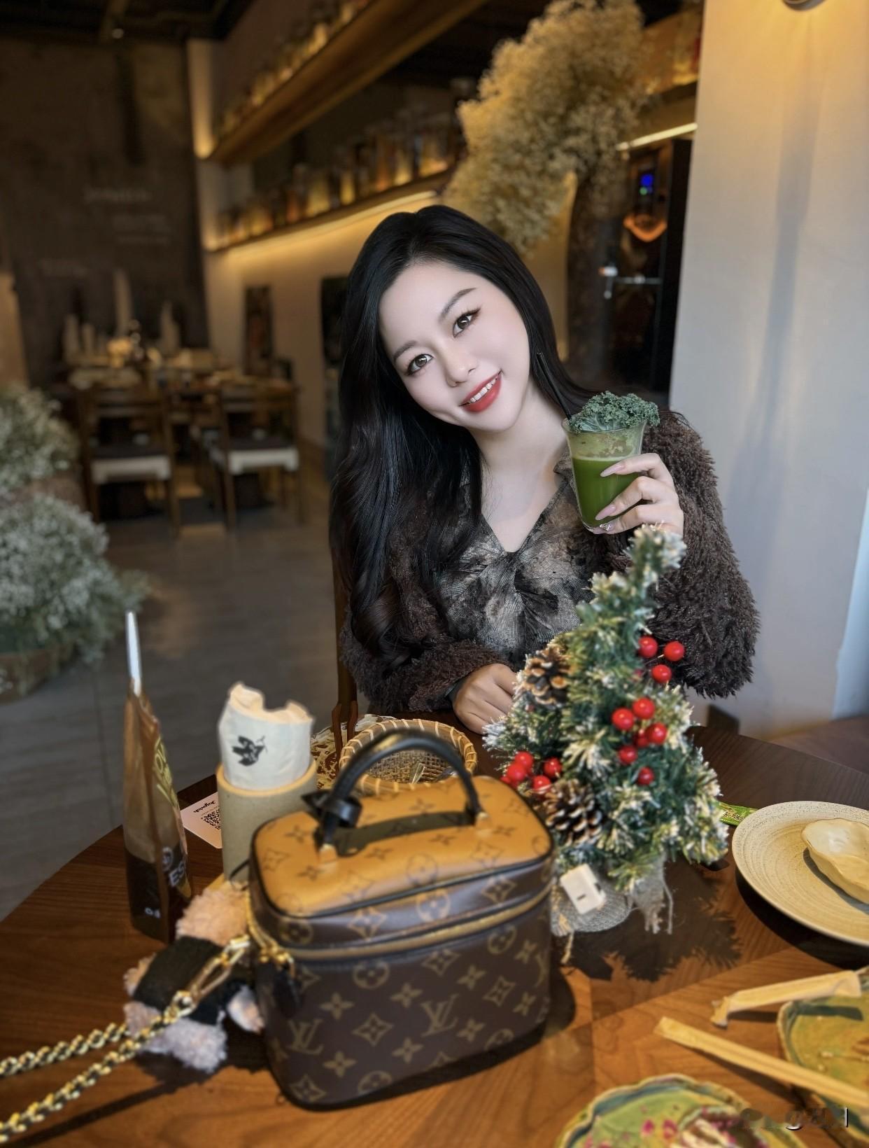 高级感穿搭，温柔风穿搭。材质要注重，丝绸类的会增添温柔高级感。