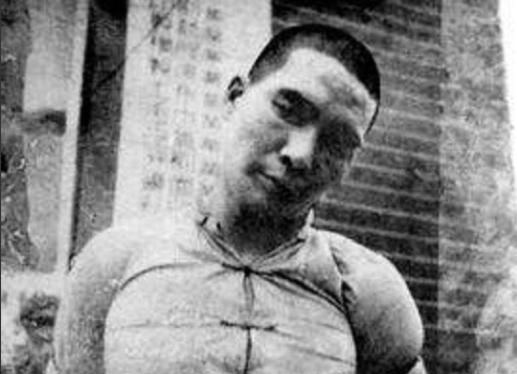 1950年，托儿所的女所长去买菜，发现菜贩子有些眼熟，说话时还带有河南口音，经过