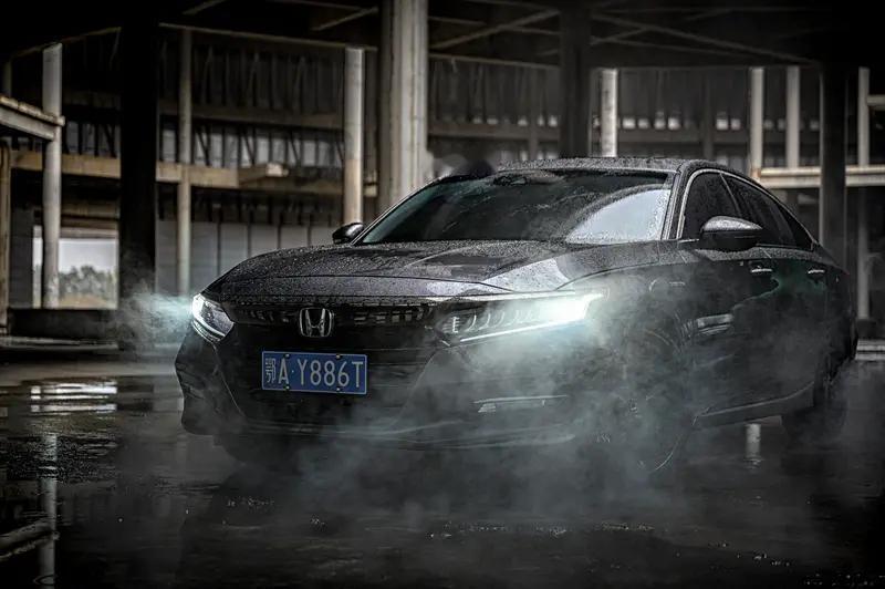 凯美瑞和雅阁都是热门中级车，区别还挺多。市场定位上，凯美瑞主打家用舒适与可靠，