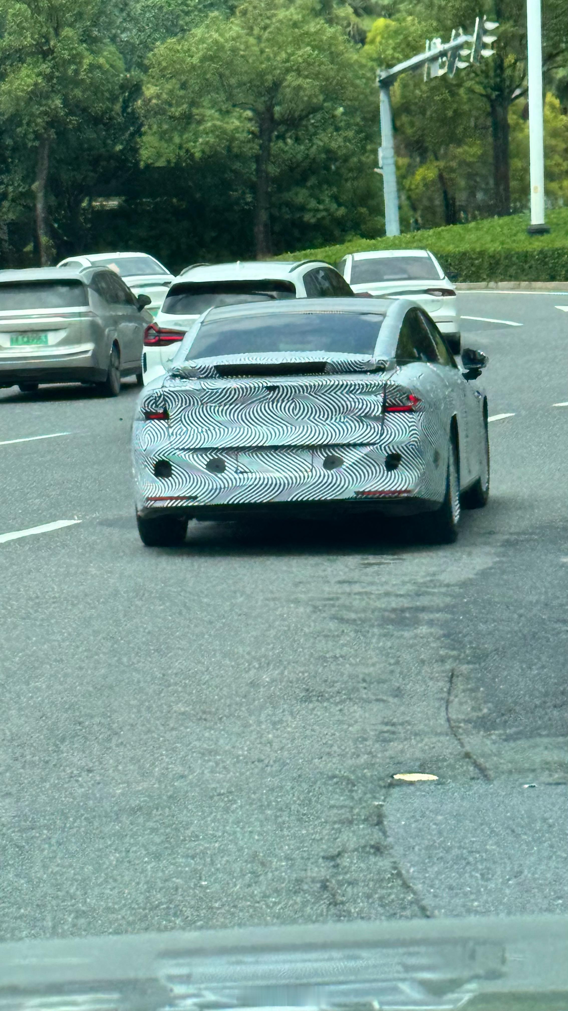遇到一台高度伪装的车，能认出是什么品牌么[doge]​​​