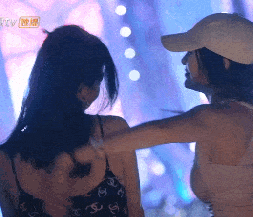 辛芷蕾秦岚挽手散步岚姐身旁的这位“妹妹”我好像见过的[doge]​​​