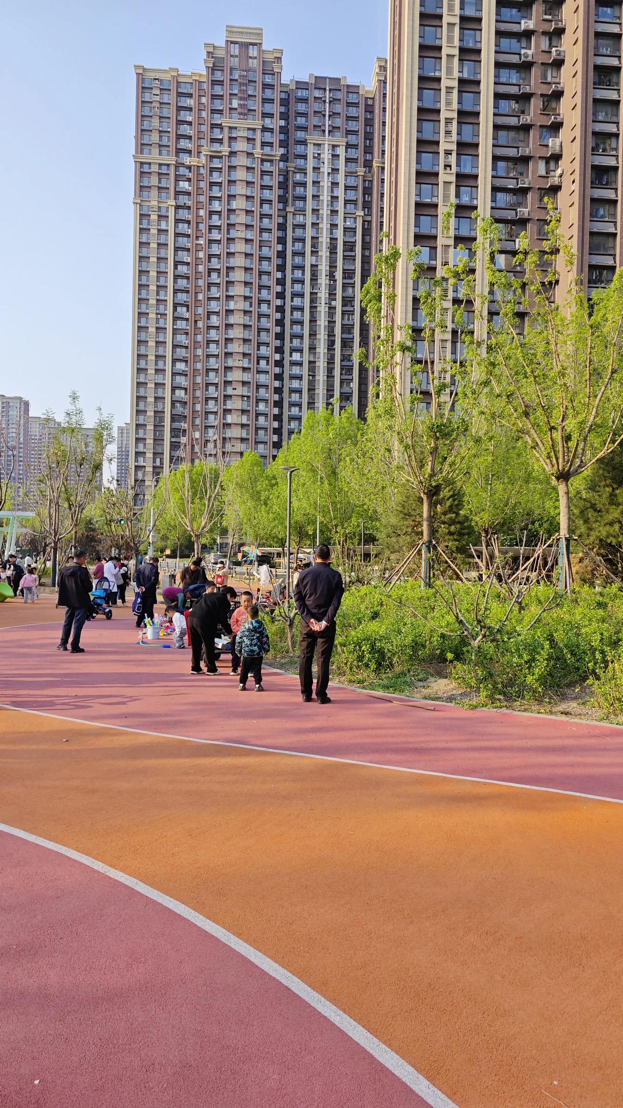 12个人际关系潜规则1.不跟任何人走得太近。跟任何人走得太近都会产生矛盾。