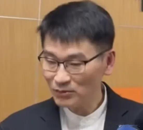 陆委会副主委梁文杰表示，黄国昌说他去大陆的时候喝醉酒，还说他醉酒后倒在酒店的大厅