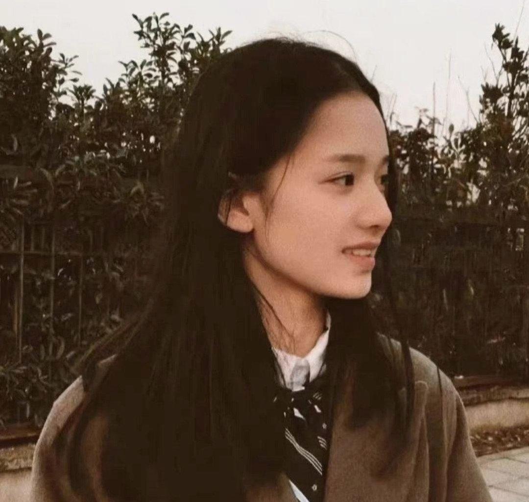 学姐 你太美好了 你睡觉时乱乱的头发 你说话时的嗓音 你站在栏杆旁清瘦...