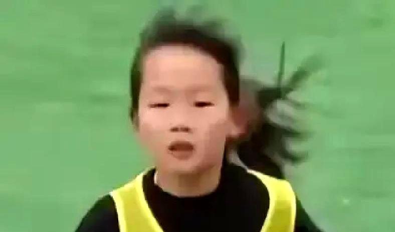 点球定胜负时，场边一片屏息。12岁的长沙姑娘张苗倩，硬生生把埃弗顿青训拖到最后