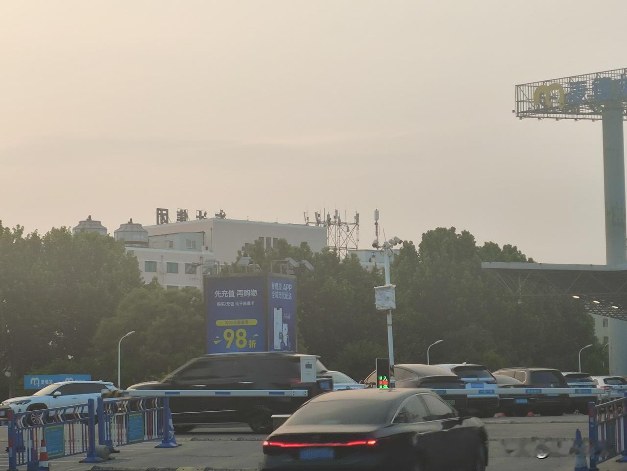 大连香炉礁地铁站微观察：便民微改造获赞，桥下停车还差“一把伞”！大连香炉礁地