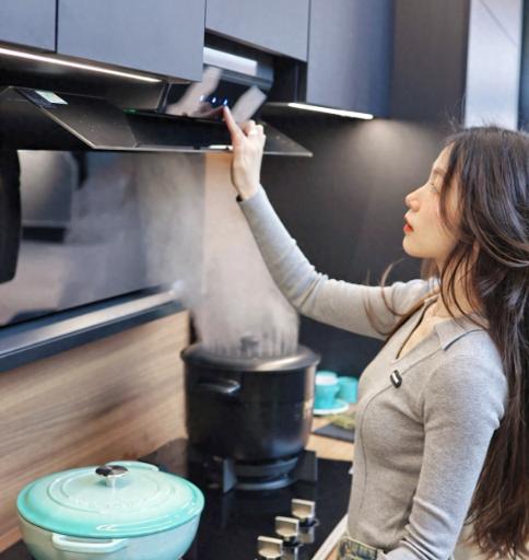 当初装修，老婆非要装集成灶，说“吸力大、省空间、还美观”。我嫌贵，一套下来万把块