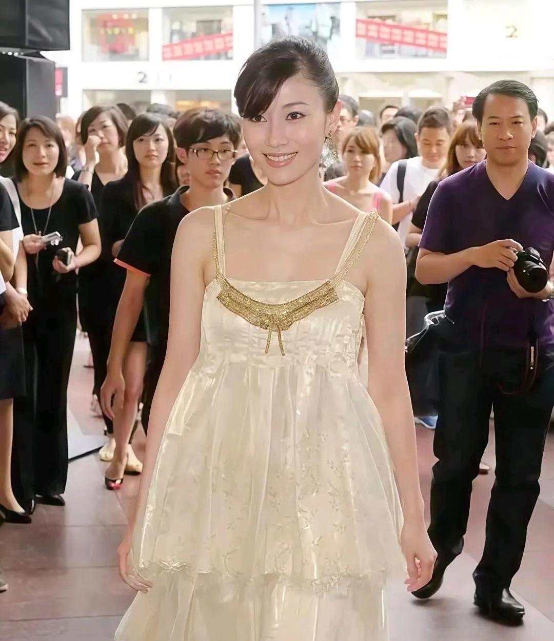 终于明白李嘉欣被好多人说她人美衣品却很差了，其实真正的原因不只是衣品的问题，而是