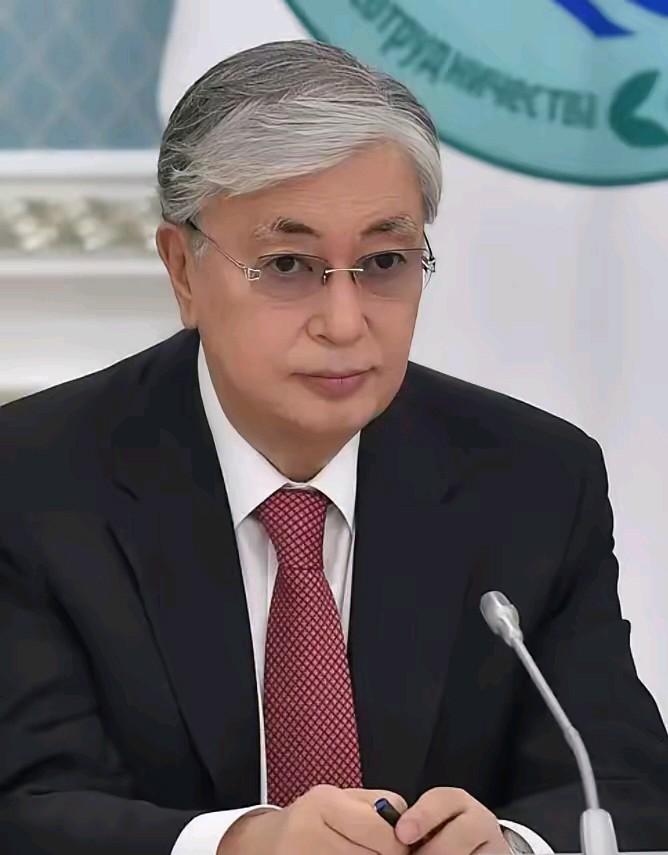 哈萨克斯坦这回算是把“摇摆”玩明白了，前脚刚跟美日签完稀土大单，后脚油轮就在黑海