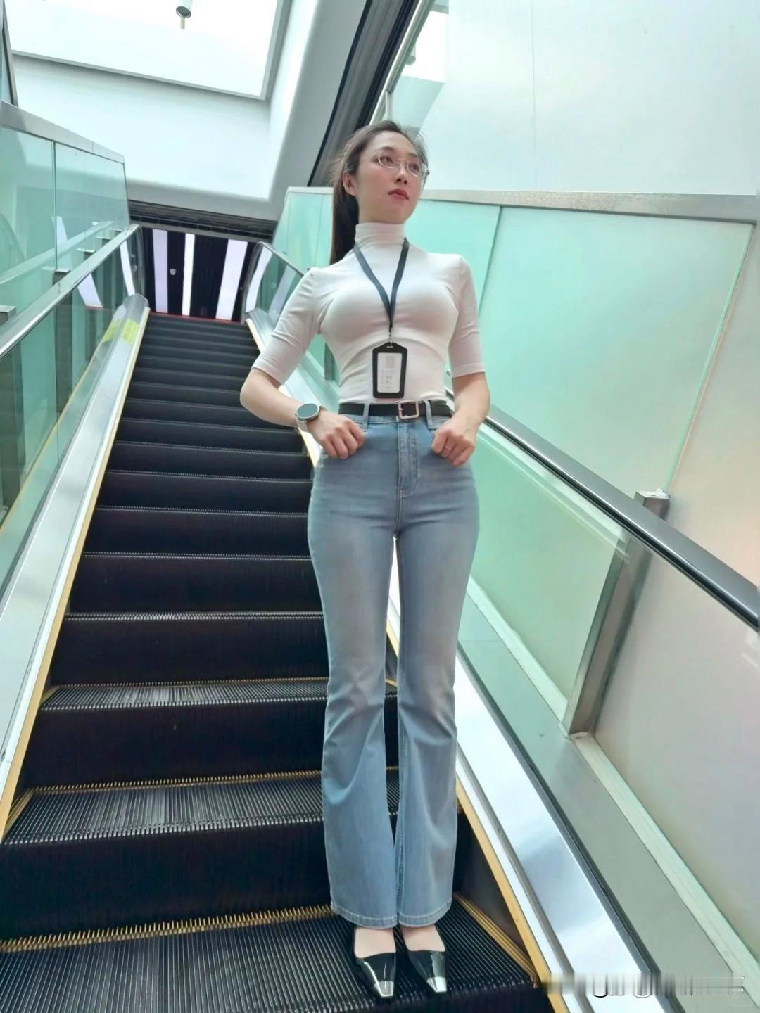简约优雅的职场风穿搭，白色高领衫配牛仔裤这组合简直无敌！白色高领衫干净纯粹，瞬间