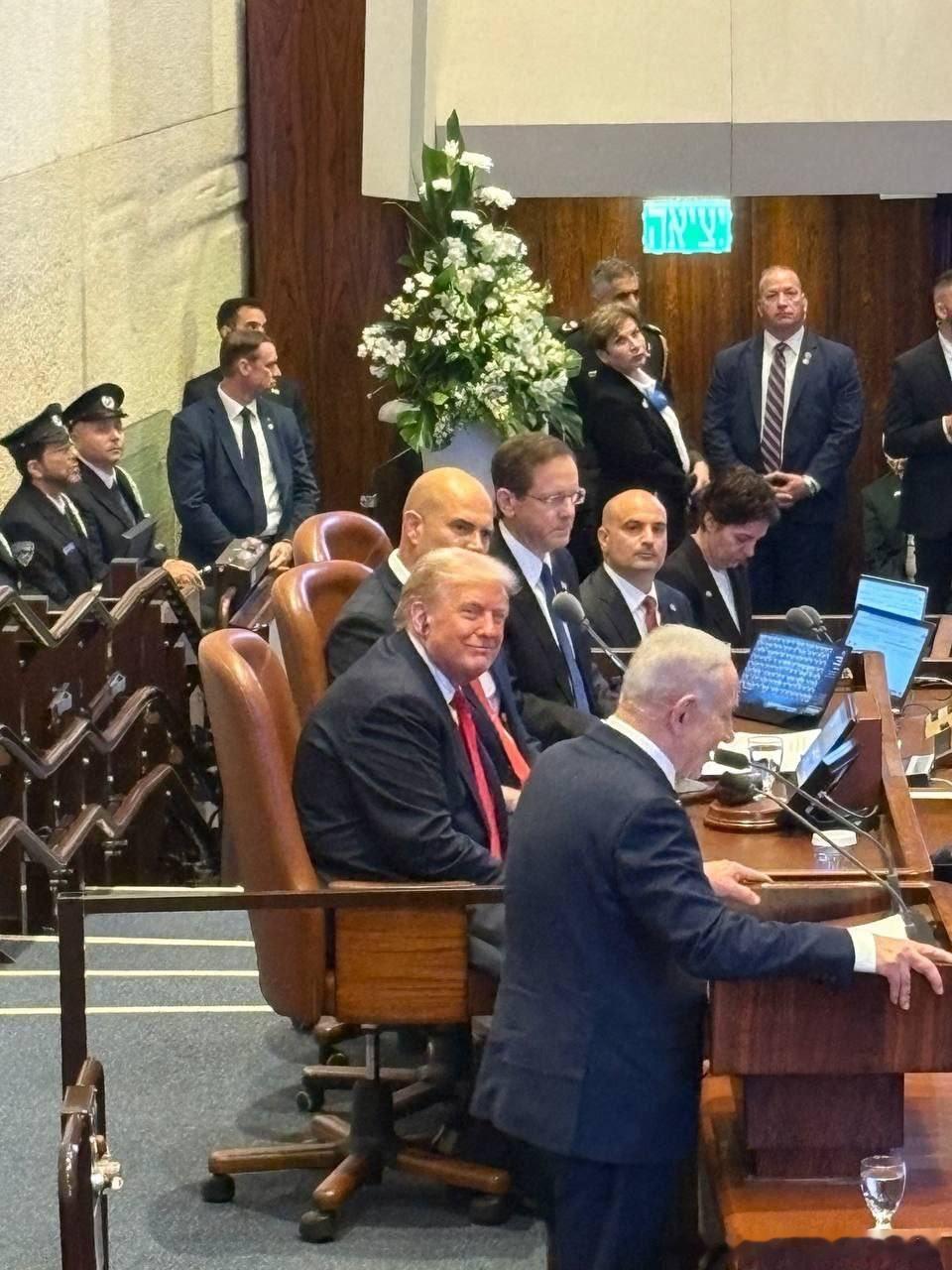 🟥内塔尼亚胡以奉承的语气对特朗普的傲慢与自大说道：“你将被载入我们民族的历史。