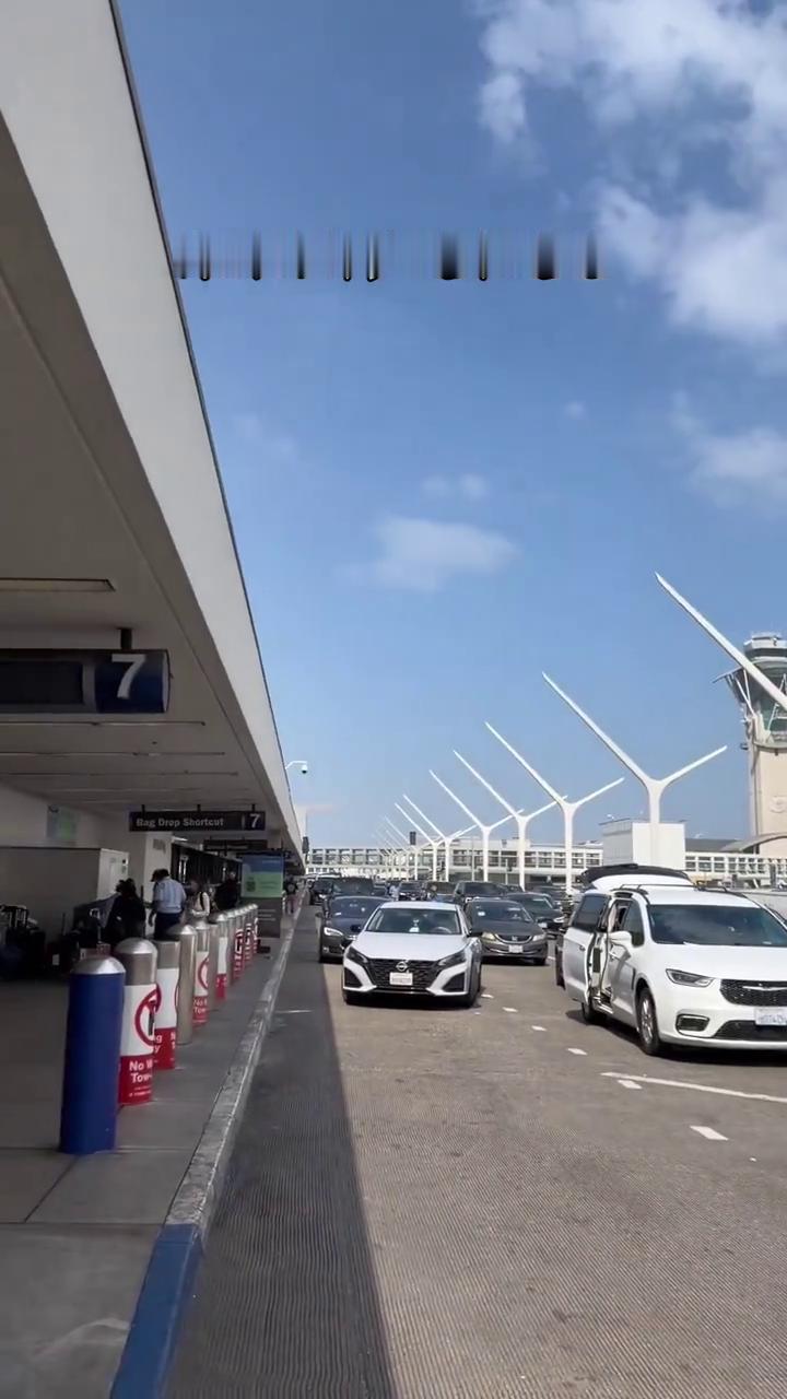 出生八个月，第一次分离何感受？爸妈即将登上回国的班机，姥爷不舍，回来再亲一亲小