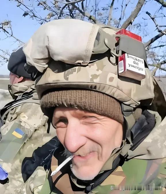 乌克兰的兵源缺乏到什么地步了，连60岁以上的男性，也得服役。这是乌克兰议会批准的