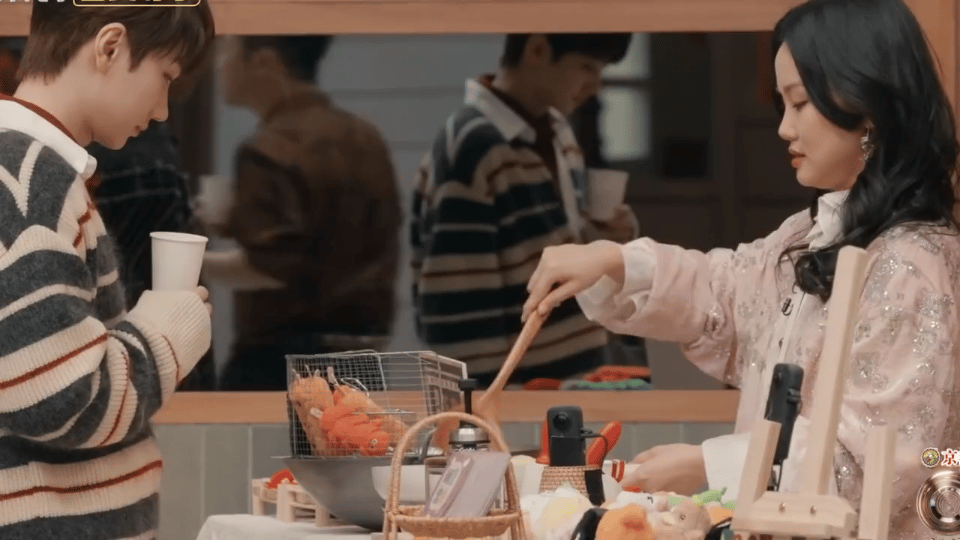 声生不息舞台上，黄龄突然问汪苏泷有没有觉得她眼熟，直接把泷哥问懵了。两人站在一起