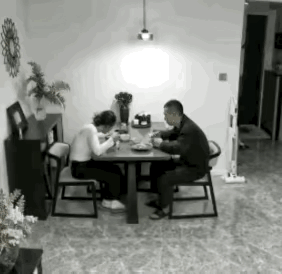 笑喷了！夫妻俩正在吃晚饭，丈夫突然跟妻子说：“媳妇，我想换台车！”，妻子头也不抬